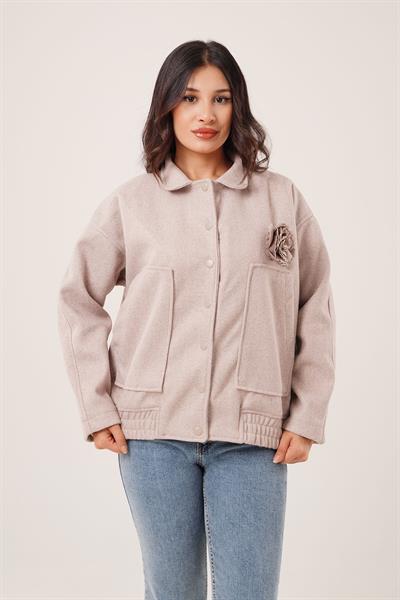 Gül Broş Detaylı Cepli Bej Kaşe Ceket