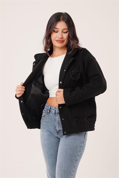 Gül Broş Detaylı Cepli Siyah Kaşe Ceket