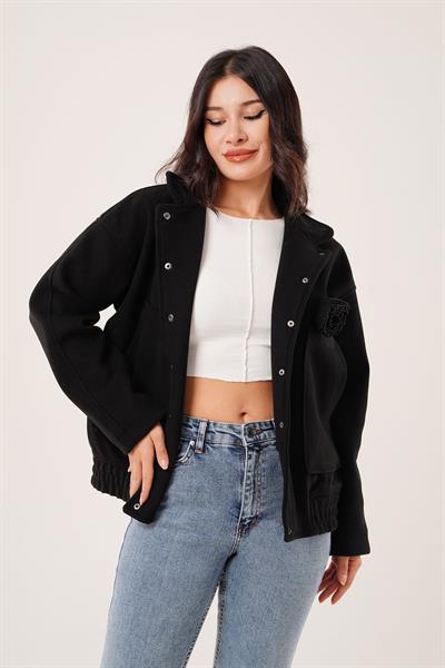 Gül Broş Detaylı Cepli Siyah Kaşe Ceket