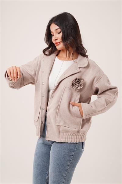 Gül Broş Detaylı Cepli Bej Kaşe Ceket