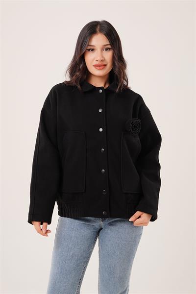 Gül Broş Detaylı Cepli Siyah Kaşe Ceket