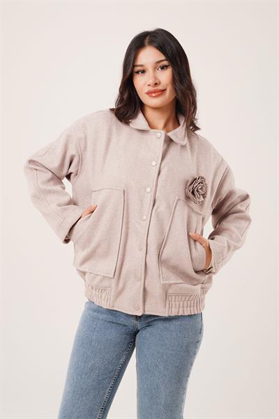 Gül Broş Detaylı Cepli Bej Kaşe Ceket