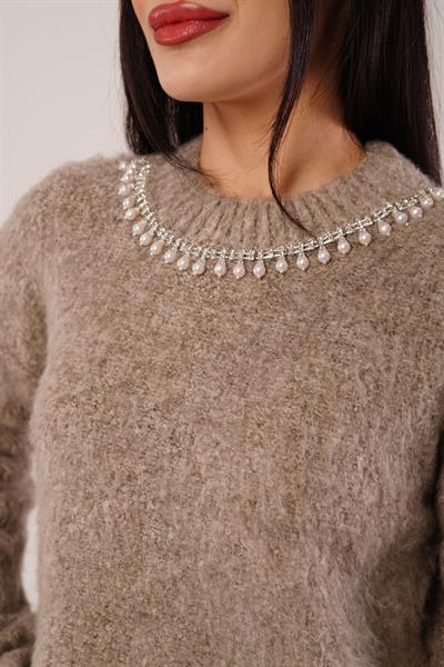 Kolye Detay Buklet Sütlü Kahve Triko Kazak