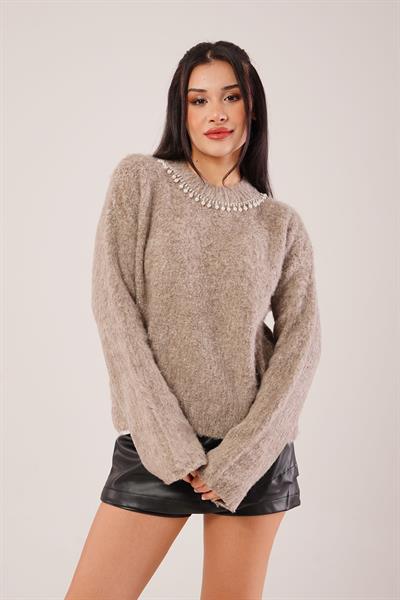 Kolye Detay Buklet Sütlü Kahve Triko Kazak