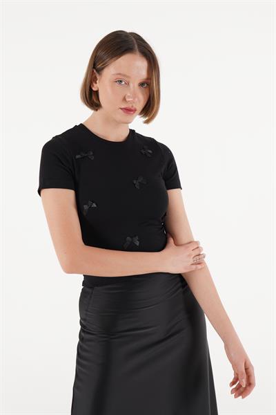 Kurdele İşlemeli Siyah Crop