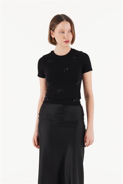 Kurdele İşlemeli Siyah Crop