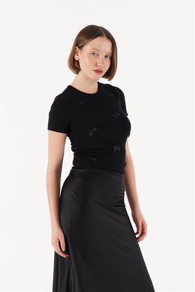 Kurdele İşlemeli Siyah Crop