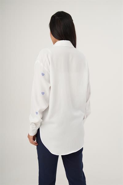 Mavi Kalp Nakışlı Oversize Beyaz Gömlek