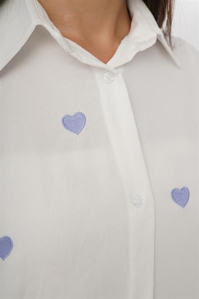Mavi Kalp Nakışlı Oversize Beyaz Gömlek