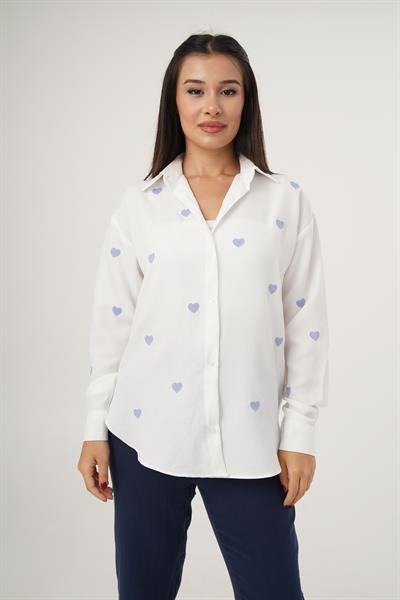 Mavi Kalp Nakışlı Oversize Beyaz Gömlek