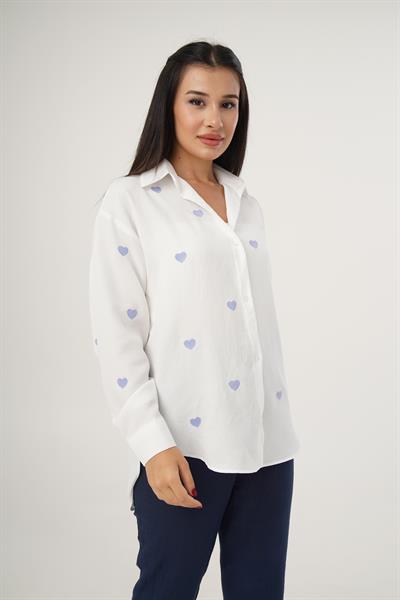 Mavi Kalp Nakışlı Oversize Beyaz Gömlek