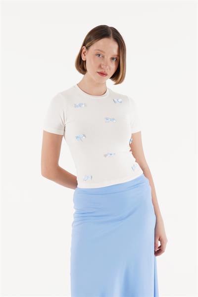 Mavi Kurdele İşlemeli Beyaz Crop