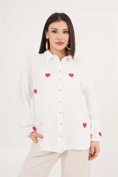 Kabartmalı Kalpli Beyaz Gömlek