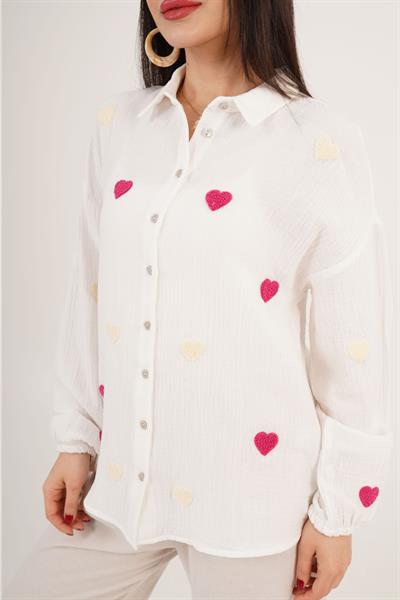 Kabartmalı Kalpli Beyaz Gömlek