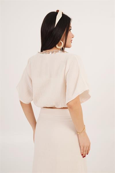 Deniz Kabuklu Nakışlı Bluz ve Büzgü Detay Yırtmaçlı Etek Bej İkili Takım