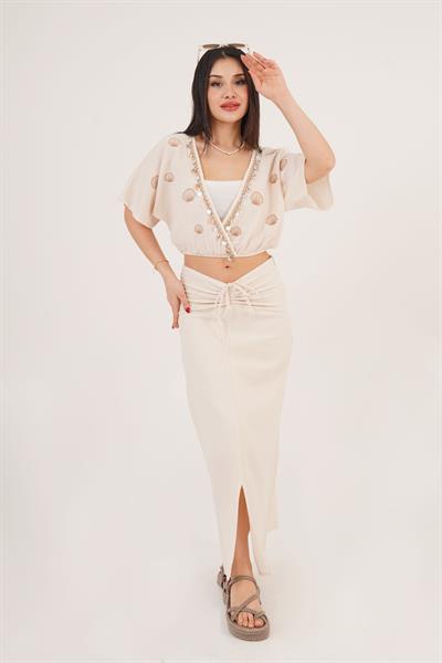 Deniz Kabuklu Nakışlı Bluz ve Büzgü Detay Yırtmaçlı Etek Bej İkili Takım