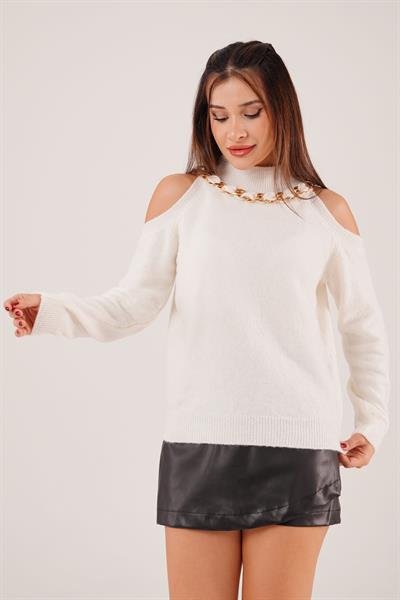 Omuz Dekolteli Boğazlı Kolye Detay Beyaz Triko Kazak