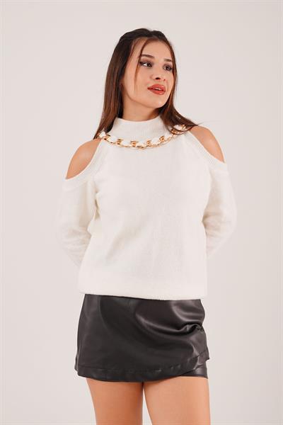 Omuz Dekolteli Boğazlı Kolye Detay Beyaz Triko Kazak
