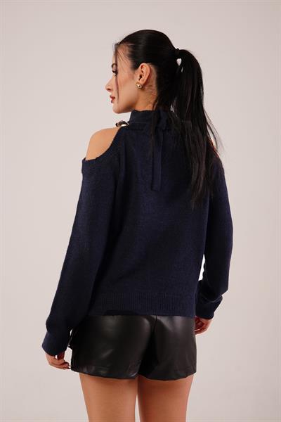 Omuz Dekolteli Boğazlı Kolye Detay Lacivert Triko Kazak