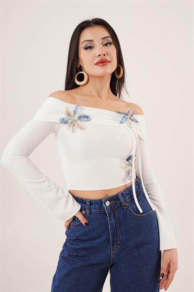 Omuz Dekolteli Çiçek Detaylı Beyaz Bluz