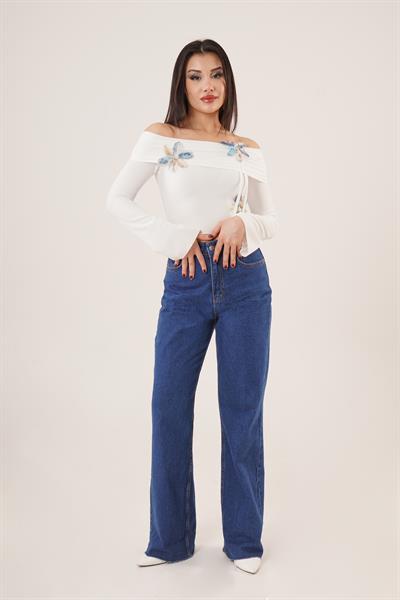 Omuz Dekolteli Çiçek Detaylı Beyaz Bluz