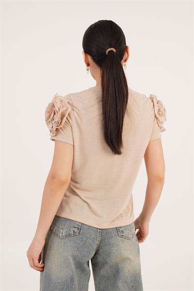 Omuz Gül Detaylı Bej Bluz