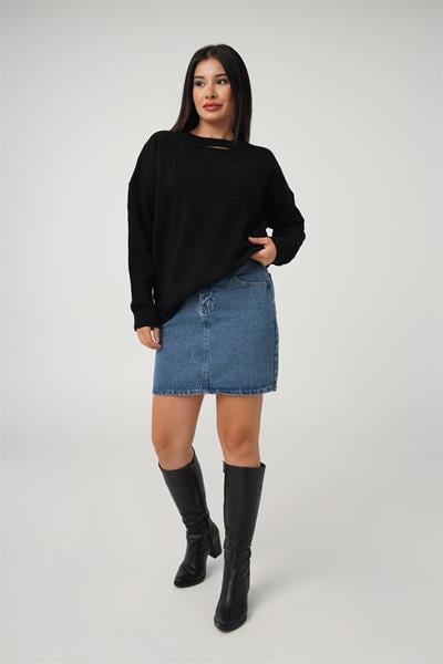 Ön Dekolte Detaylı Siyah Triko Kazak