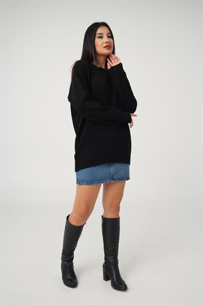 Ön Dekolte Detaylı Siyah Triko Kazak