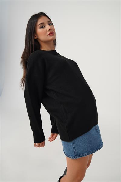 Ön Dekolte Detaylı Siyah Triko Kazak