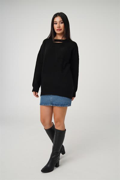 Ön Dekolte Detaylı Siyah Triko Kazak