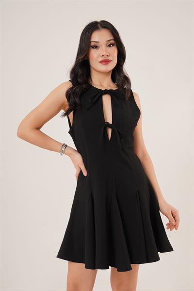 Bağlama Detaylı Sıfır Kol Siyah Elbise
