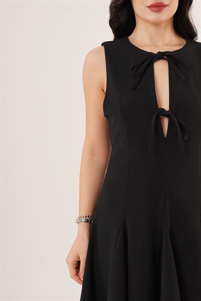 Bağlama Detaylı Sıfır Kol Siyah Elbise