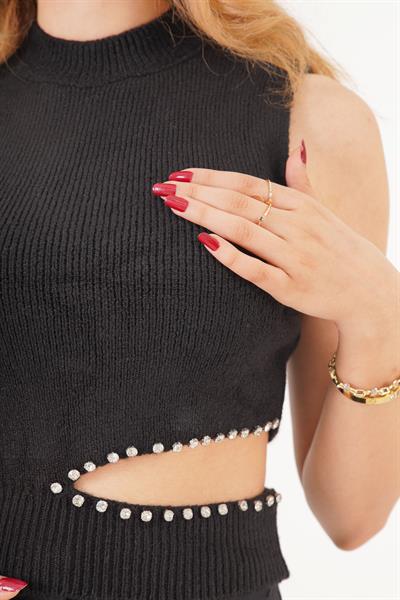 Parıltılı Taşlı Dekolteli Siyah Triko Süveter