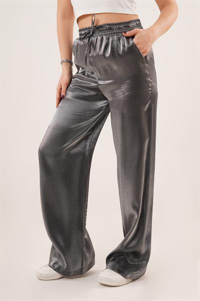 Parlak Görünümlü Bel Lastikli ve Cepli Geniş Paça Siyah Pantolon