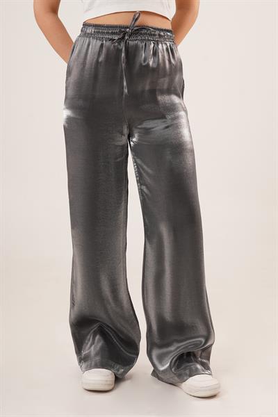 Parlak Görünümlü Bel Lastikli ve Cepli Geniş Paça Siyah Pantolon
