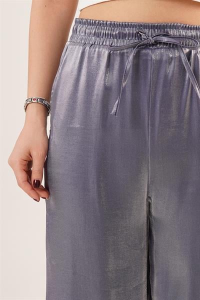 Parlak Görünümlü Bel Lastikli ve Cepli Geniş Paça Lacivert Pantolon