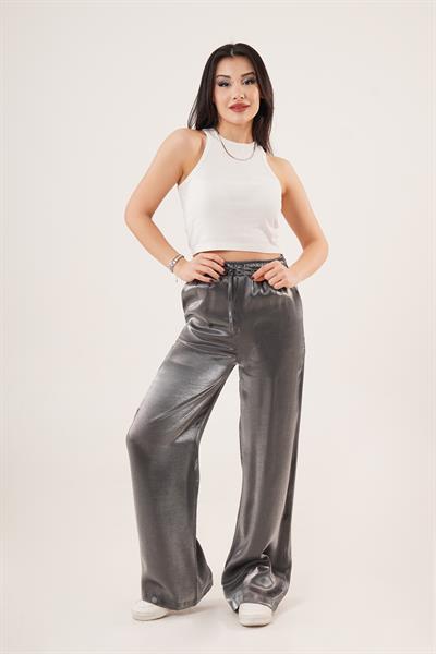 Parlak Görünümlü Bel Lastikli ve Cepli Geniş Paça Siyah Pantolon