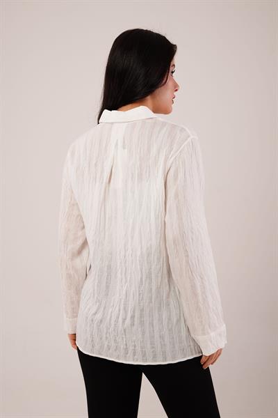 Parlak Efektli Düğmeli Beyaz Gömlek