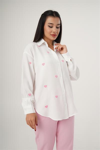 Pembe Kalp Nakışlı Oversize Beyaz Gömlek