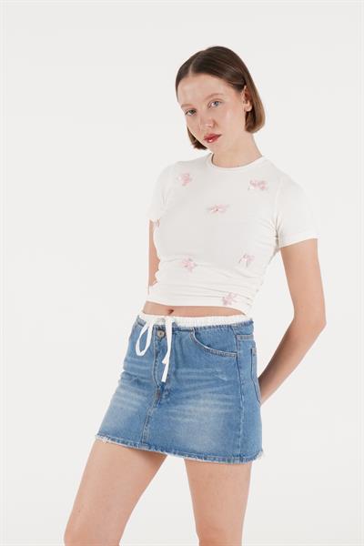 Pembe Kurdele İşlemeli Beyaz Crop