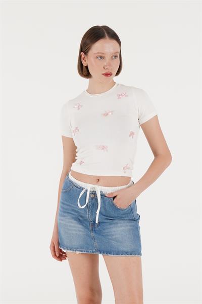 Pembe Kurdele İşlemeli Beyaz Crop