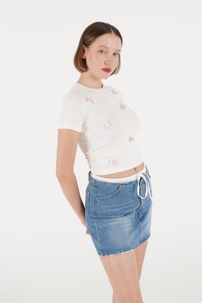 Pembe Kurdele İşlemeli Beyaz Crop