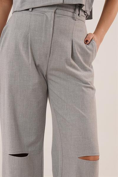 Cepli Düğmeli Bluz ve Diz Detaylı Pantolon Gri İkili Takım