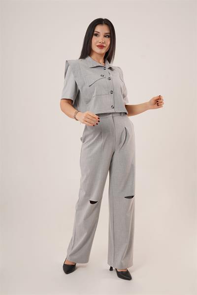 Cepli Düğmeli Bluz ve Diz Detaylı Pantolon Gri İkili Takım