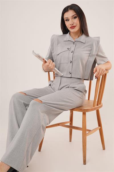 Cepli Düğmeli Bluz ve Diz Detaylı Pantolon Gri İkili Takım