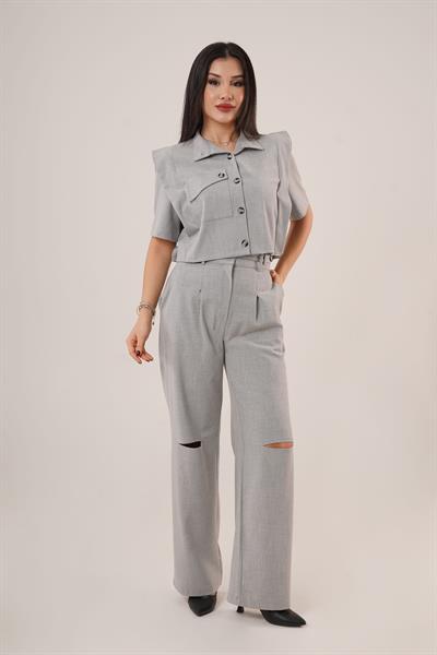 Cepli Düğmeli Bluz ve Diz Detaylı Pantolon Gri İkili Takım