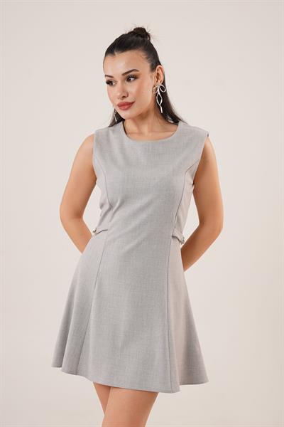 Yanları Toka Detaylı Sıfır Kol Gri Mini Elbise