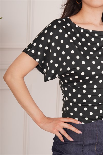 Puantiye Desenli Drapeli Kısa Kollu Siyah Bluz