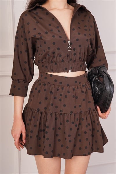 Puantiyeli Fermuarlı Crop Bluz ve Şortlu Mini Etek Kahverengi Takım