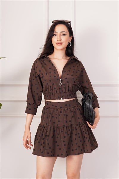 Puantiyeli Fermuarlı Crop Bluz ve Şortlu Mini Etek Kahverengi Takım